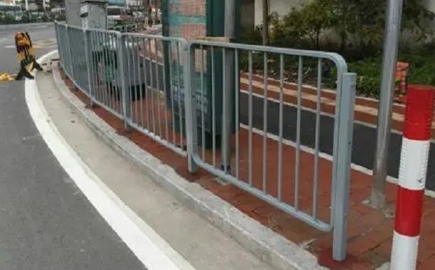 【高速公路围墙护栏护栏多少钱一米】护栏价格多少钱一米怎么算_护栏的价格安装施工各种护